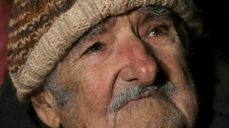 Mujica deixa o hospital com sa&uacute;de 'fr&aacute;gil', diz m&eacute;dica