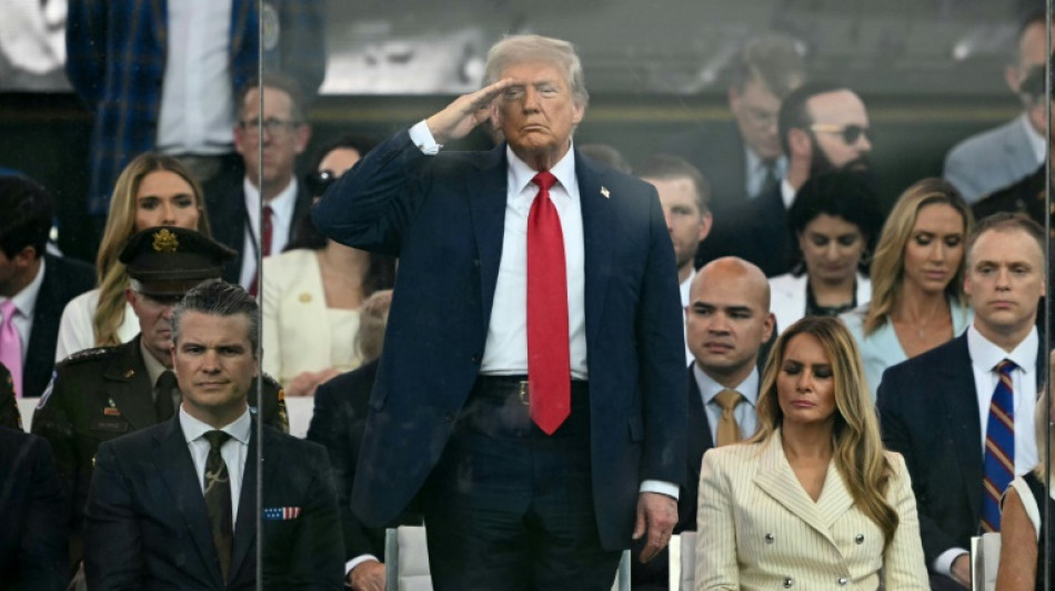 Trump exhibe el poder militar de EEUU entre protestas