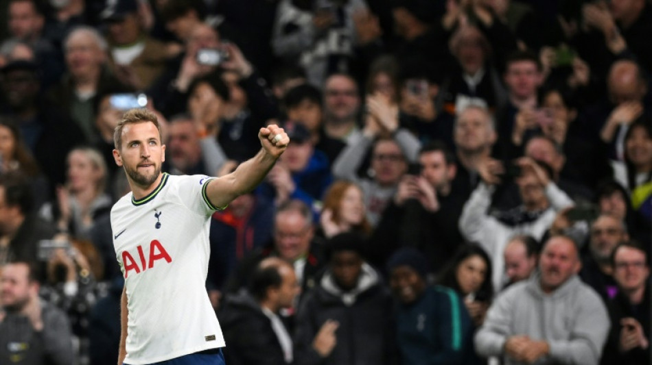 Kane helps Tottenham close gap on leaders Arsenal