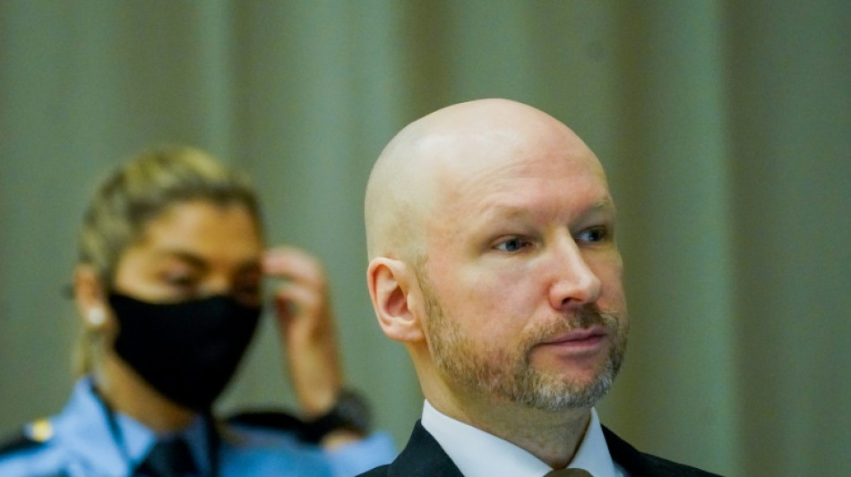 Dix ans apr&egrave;s le carnage d'Ut&oslash;ya, Breivik demande sa lib&eacute;ration et fait son show