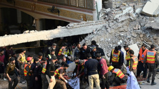 Al menos 95 muertos en atentado suicida contra mezquita en Pakist&aacute;n
