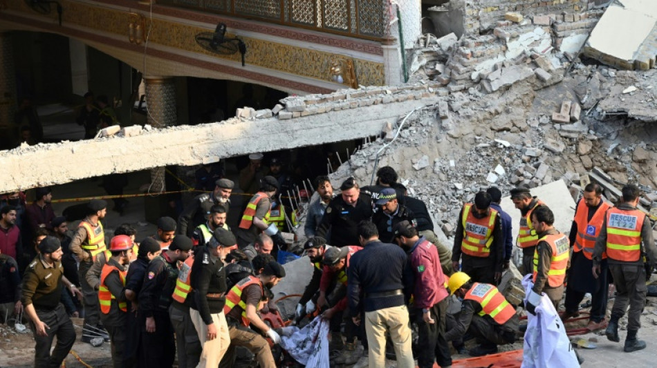 Casi 90 muertos en atentado contra mezquita en Pakist&aacute;n