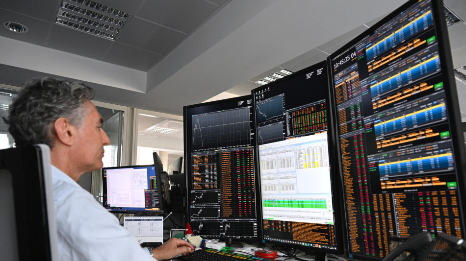 Borsa: Milano in calo con l'effetto dividendi, in luce le banche