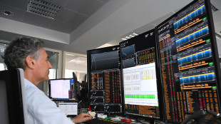 Borsa: Milano in calo con le banche, male Stellantis