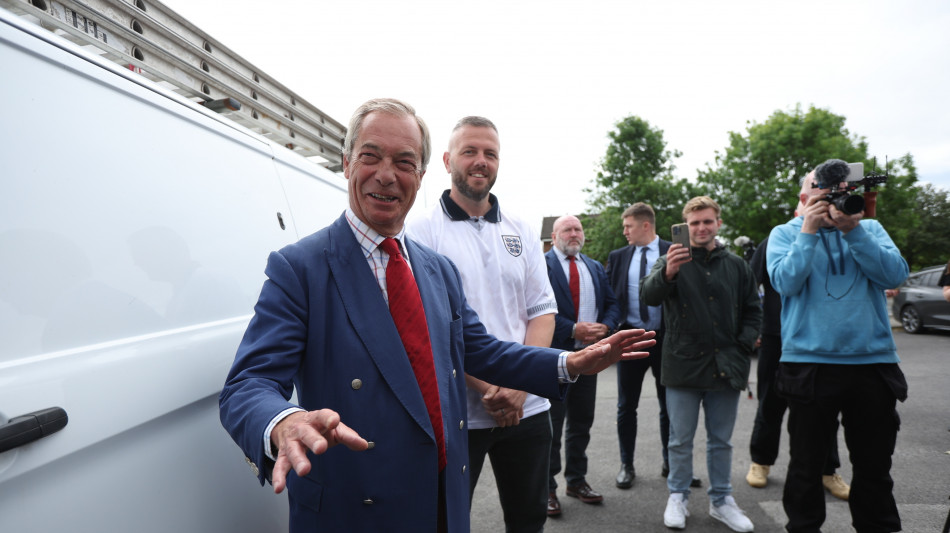 Farage invoca le elezioni politiche in Gb dopo dimissioni di Starmer