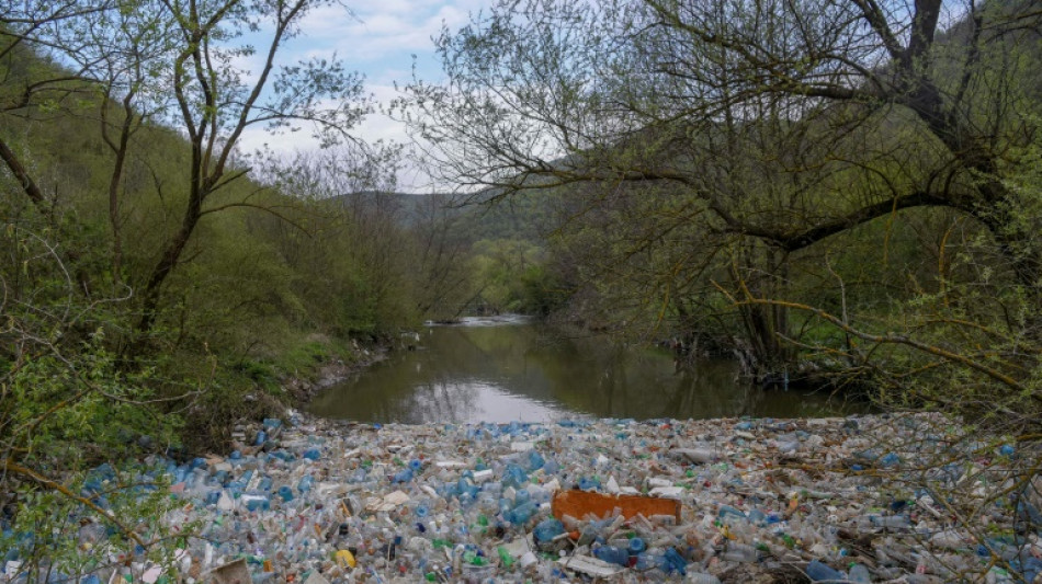 Trait&eacute; plastique: le d&eacute;marrage des n&eacute;gociations bloqu&eacute; depuis deux jours par un bras de fer politique
