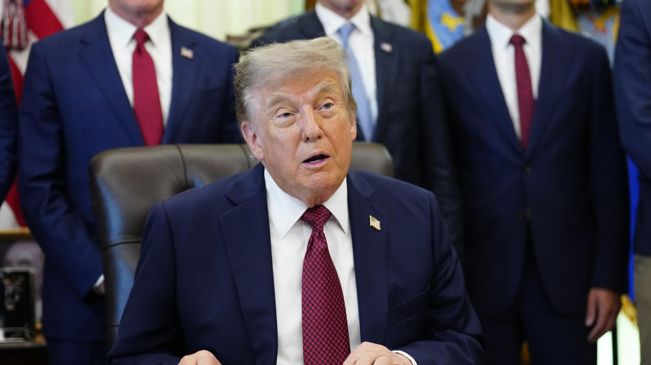 Monito di Trump all'Iran con foto ritoccate con l'IA, 'Attaccate l'isola di Kharg'
