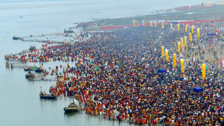 Milhares de indianos se banham nas &aacute;guas sagradas e polu&iacute;das do rio Yamuna