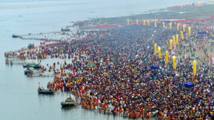 Milhares de indianos se banham nas &aacute;guas sagradas e polu&iacute;das do rio Yamuna