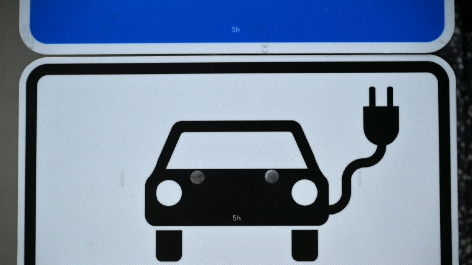 Automobile: Paris et Berlin officialisent un accord qui ralentit le passage au tout-&eacute;lectrique