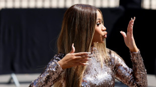 Pol&iacute;cia encerra investiga&ccedil;&atilde;o contra Cardi B por arremessar microfone na plateia