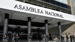 Presidente de Ecuador disuelve el Congreso y esquiva la destituci&oacute;n