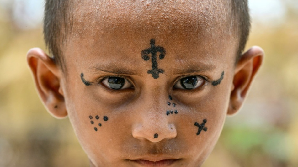 Tatuagens faciais hindus, uma tradi&ccedil;&atilde;o que se perde nas cidades do Paquist&atilde;o