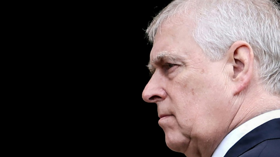 Ex-pr&iacute;ncipe Andrew deixa Windsor, mas segue no olho do furac&atilde;o