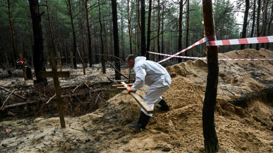 Ukraine: des centaines de tombes d&eacute;couvertes &agrave; Izioum, r&eacute;cemment reprise aux Russes