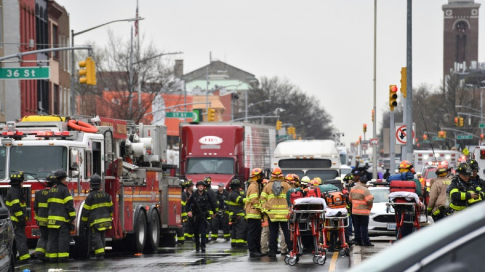 Un homme portant un masque &agrave; gaz tire dans le m&eacute;tro de New York, 17 bless&eacute;s
