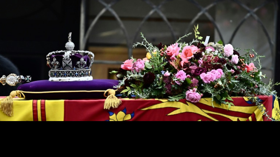 Dans la ferveur, Elizabeth II en route vers sa derni&egrave;re demeure