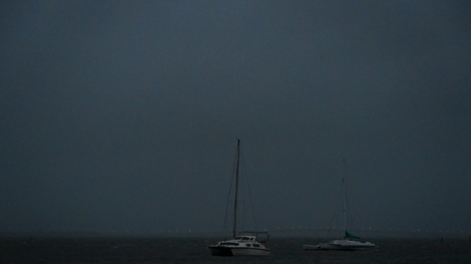 El huracán Nicole toca tierra en Florida