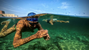En Cuba, los adultos mayores desaf&iacute;an la vejez a nado