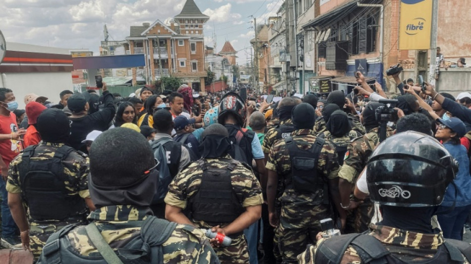 Madagascar: nouveaux rassemblements et tirs de gaz lacrymog&egrave;nes, malgr&eacute; le renvoi du gouvernement