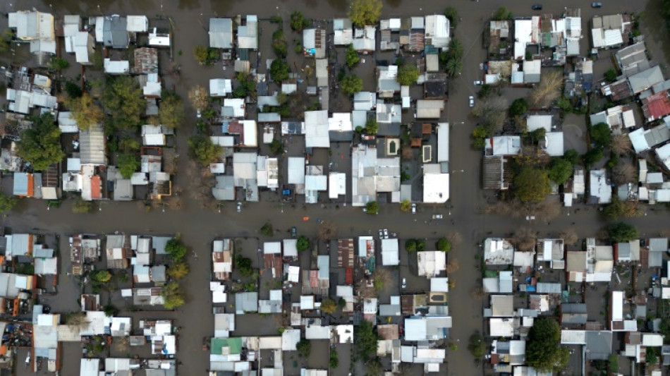 Tr&ecirc;s desaparecidos e quase 3.000 evacuados em enchentes na Argentina