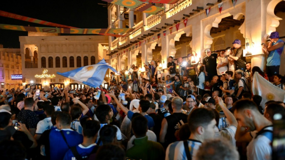 Hinchas argentinos festejan en Doha confiados en que ser&aacute; el d&iacute;a de Messi