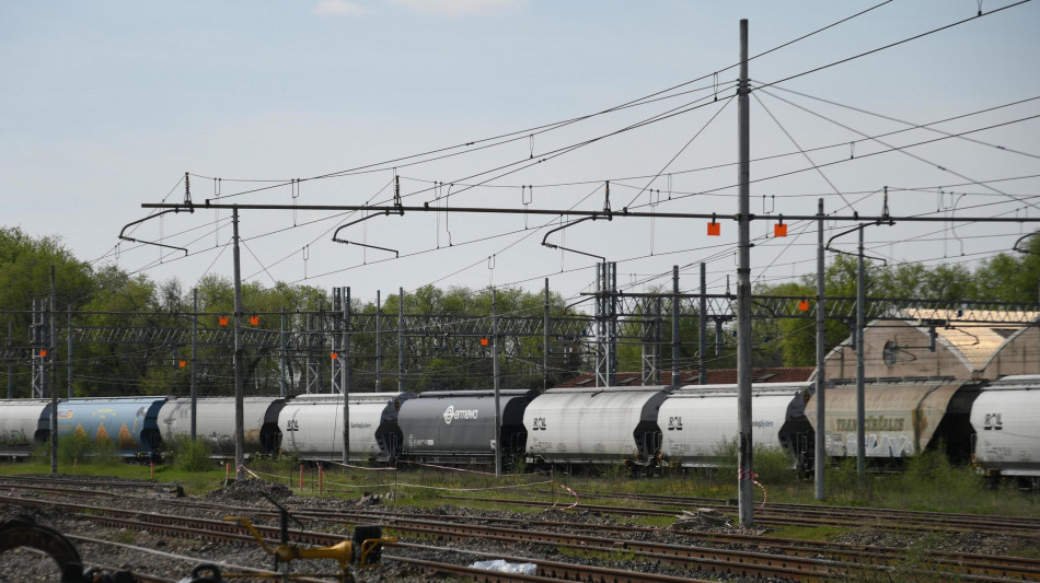 Incendio sui binari a Verona, treni deviati e cancellati