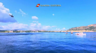 En Sicile, les plongeurs inspectent l'&eacute;pave du super voilier