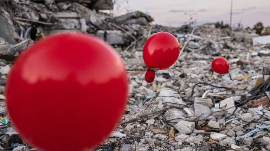 Turquie: &agrave; Antakya, des ballons rouges pour les enfants victimes du s&eacute;isme