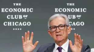 La Fed prolonge le statu quo sur ses taux, pointe des risques accrus sur l'emploi et les prix