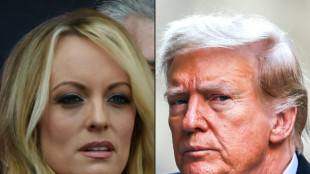 Donald Trump se sienta en el banquillo en Nueva York en un juicio hist&oacute;rico