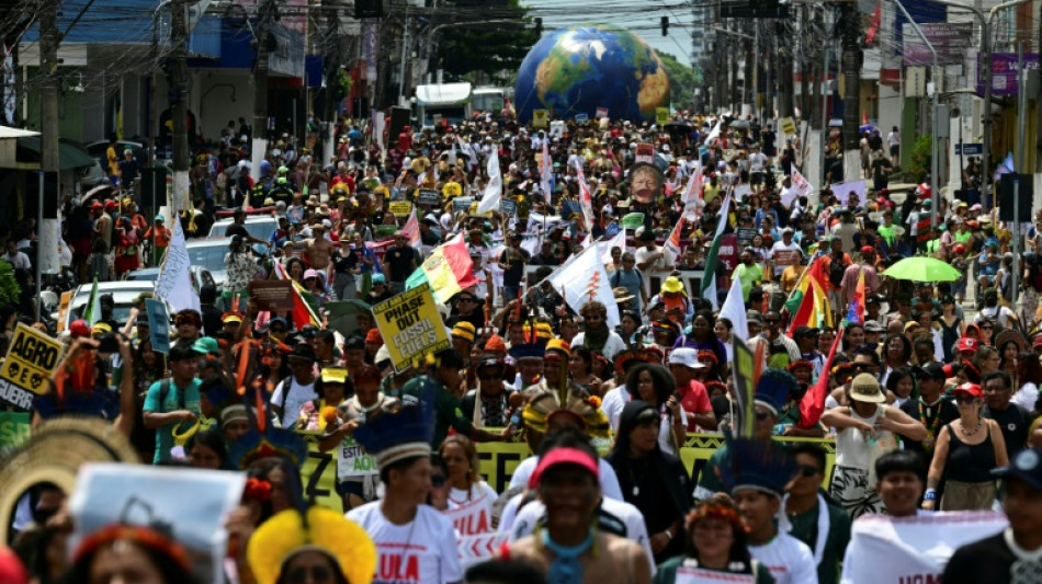 Zehntausende bei Großdemonstration zur Halbzeit der Klimakonferenz in Brasilien