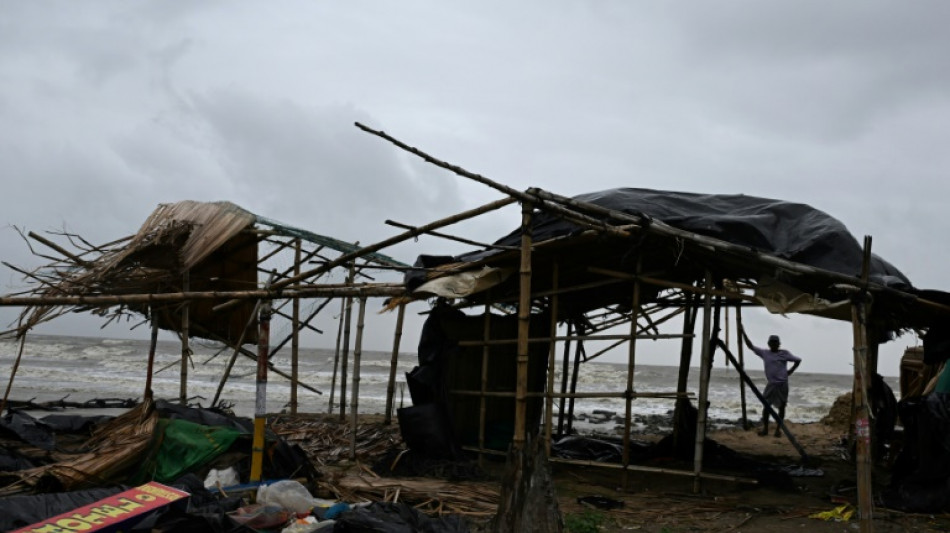 Le cyclone Dana frappe l'Inde, des arbres et lignes &eacute;lectriques d&eacute;truits