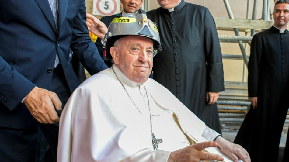 Papst w&uuml;rdigt im italienischen L'Alquila "Widerstandsf&auml;higkeit" der Menschen
