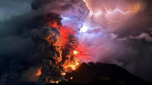 Miles de evacuados por la erupci&oacute;n de un volc&aacute;n en Indonesia