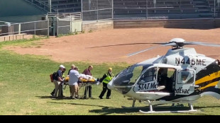 Escritor brit&aacute;nico Salman Rushdie apu&ntilde;alado en un evento en EEUU