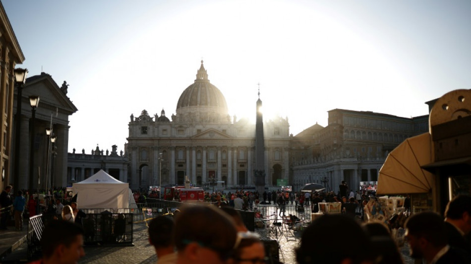 Fidèles et personnalités affluent aux funérailles grandioses du "pape des pauvres"