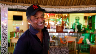 Quand Noah le chef accueille Macron le pr&eacute;sident dans son "village" du Cameroun