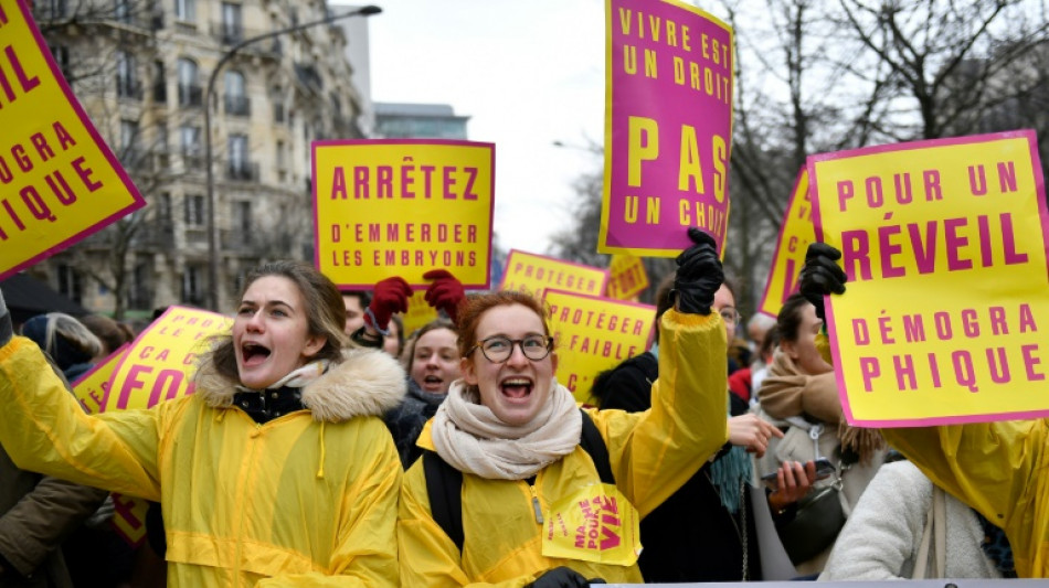 Tausende Menschen demonstrieren in Paris gegen Sterbehilfe und Abtreibung
