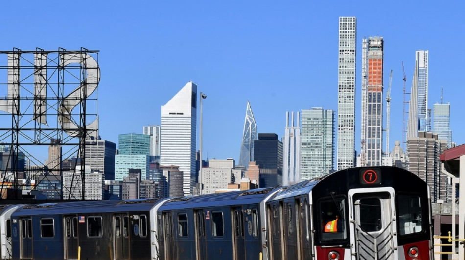 A New York, le jeu dangereux des "surfeurs" du m&eacute;tro