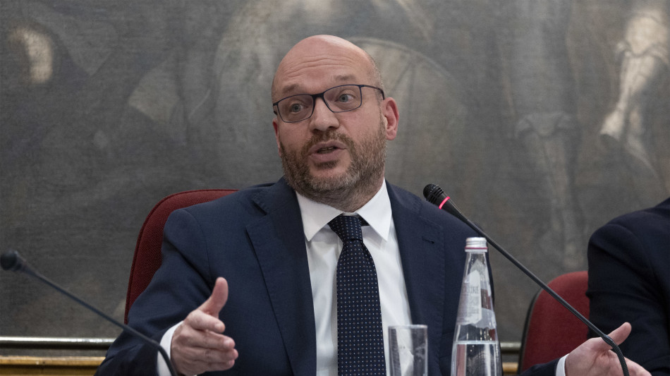 Fontana chiede parere a Giunta regolamento, congelato accesso a chat Delmastro