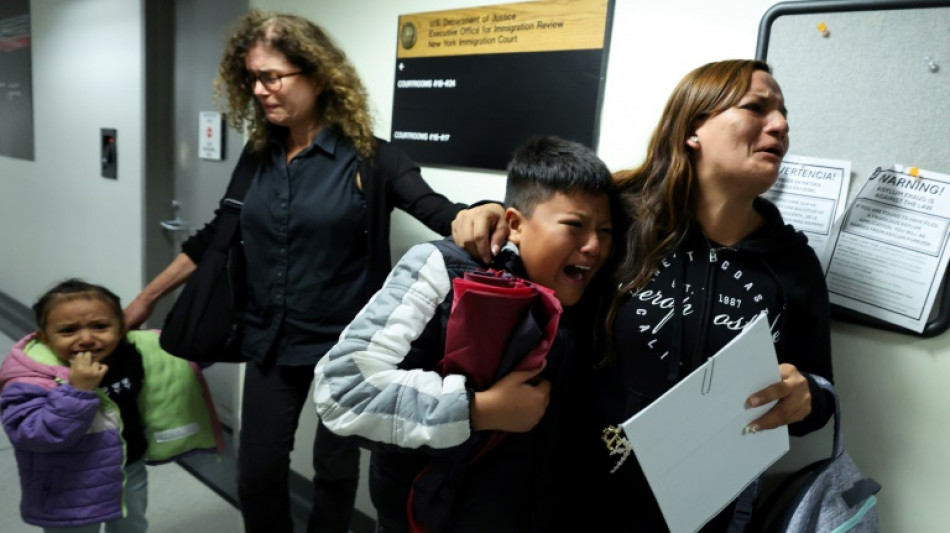 Agentes enmascarados en los pasillos: el miedo se apodera de la comunidad migrante en EEUU