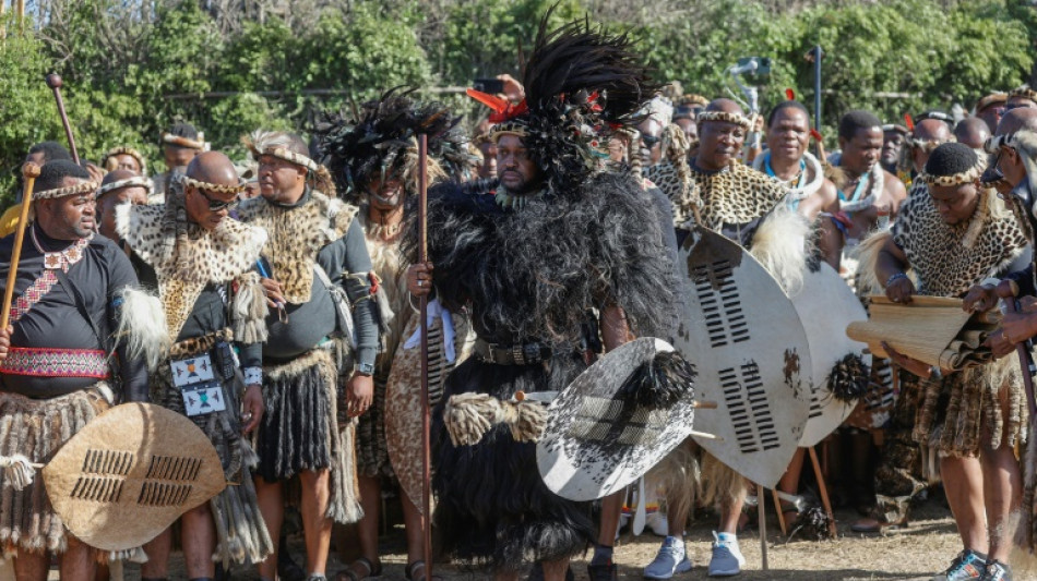 En Sud&aacute;frica, j&oacute;venes v&iacute;rgenes bailan frente al rey zul&uacute;