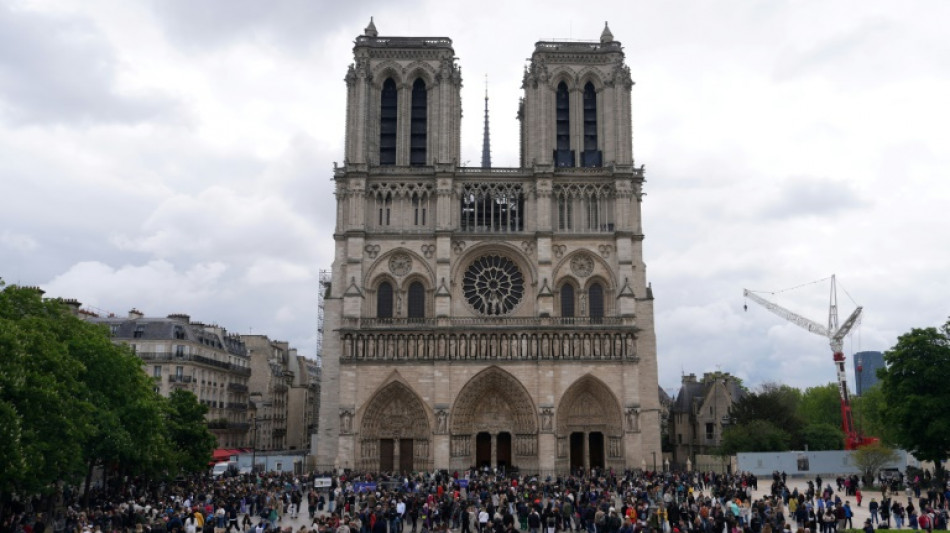 Conmoci&oacute;n y tristeza entre fieles y turistas en Notre Dame de Par&iacute;s por la muerte del papa