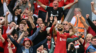 Salah e Alessia Russo s&atilde;o eleitos jogador e jogadora da temporada no futebol ingl&ecirc;s