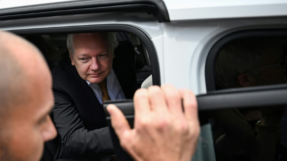 Julian Assange chega &agrave; Austr&aacute;lia depois de recuperar a liberdade
