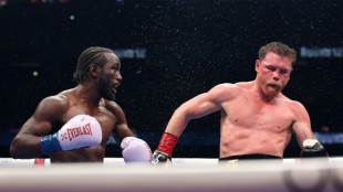 Boxe: Canelo tombe contre un immense Crawford, Mbilli doit se contenter du nul