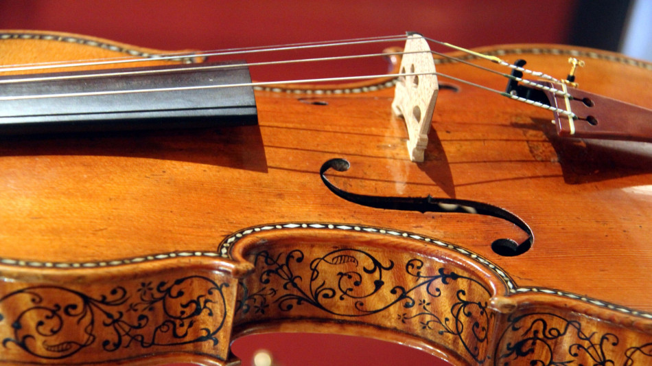 Creato il violino più piccolo del mondo, meno di un capello