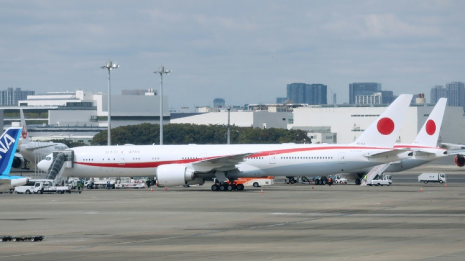 Desplazados ucranianos llegan a Tokio en un avión gubernamental japonés