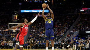 Warriors shoot down Rockets, Mavs beat Knicks in New York